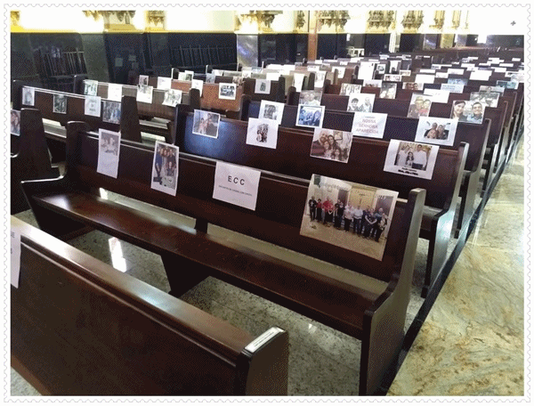 Fotos de fiis so colocadas nos bancos da Igreja Matriz So Pedro de Tup