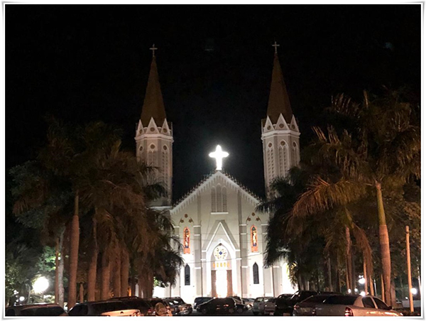 Projeto de iluminação das cruzes das torres da São Pedro de Tupã é testado