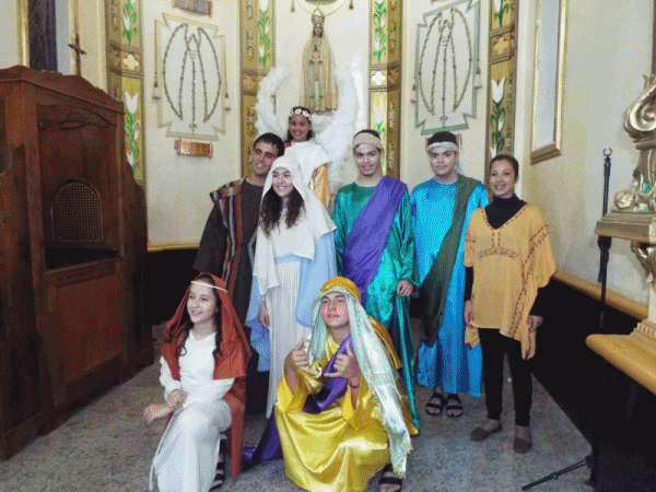 Jovens da So Pedro de Tup realizam teatro aps Missa da Viglia de Natal